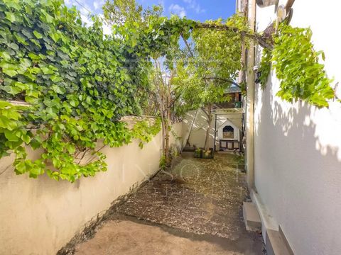 CANNES STANISLAS Ideal for seasonal rental or first-time buyers, We present to you this 2-room apartment of 37m2 in a small condominium with low charges. It includes a living room, a bedroom, a bathroom, a separate toilet, a kitchen with access to th...