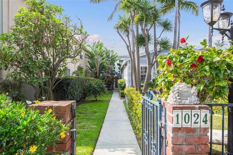 Welcome to your next investment opportunity in the heart of Santa Monica's prestigious Wilshire Montana neighborhood! This meticulously maintained 5-unit property boasts a desirable unit mix, including four spacious 1-bedroom/1-bathroom apartments an...