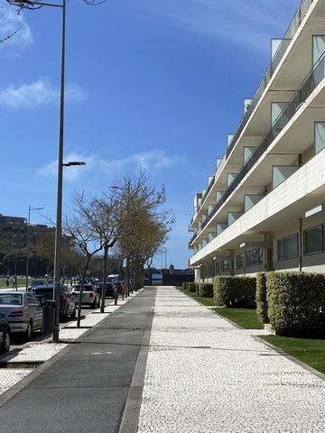 3 bedroom apartment, with 150 m2, located on the 2nd floor, accessible by elevator or stairs. Composed of a suite, a bedroom, an office, living room, kitchen, 3 bathrooms and a balcony. Fully equipped (Internet, TV, Playstation, furniture, kitchen ap...