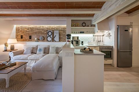 The Sidé apartments are the ideal place to experience the true atmosphere of Barcelona, their perfect location will allow you to explore the labyrinth of ancient and narrow streets, all of them surrounded by shops and characteristic cafes of the city...