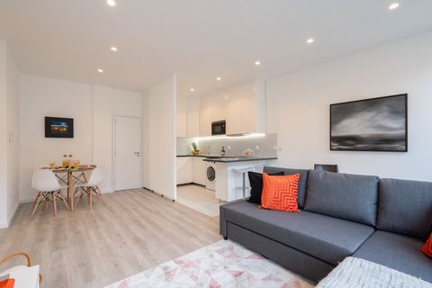 Live like a local in the heart of MATOSINHOS! Luxurious is the word that best describes this apartment. Great central location, in this apartment you will find a simple decoration, which will allow you to have an unforgettable experience. BOOK NOW an...