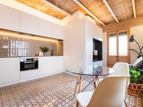 Ein-Zimmer-Studio mit Doppelbett, Sofa, voll ausgestatteter Küche und komplettem Badezimmer. Im Herzen des Barceloneta-Viertels restauriert, wurden seine Strukturen, Gehwege und Originalmaterialien aus dem Jahr 1900 erhalten und restauriert. Die Wohn...