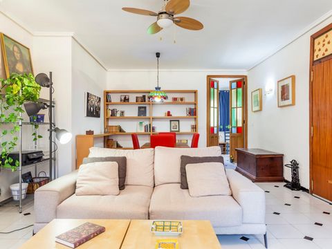 Bright and spacious 2 bedroom apartment located in the heart of Ruzafa, Valencia’s trendiest neighborhood. Lots of nice restaurants with sunny terraces within walking distance, and close enough to the city center to be there in a few minutes. The apa...