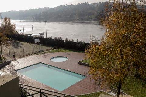 1 bedroom apartment located in a gated community with 24/7 surveillance. Located in front of the Douro River, next to the Douro Pestana Hotel, and 100 m from Palácio do Freixo. 2.5 km from Ponte Luiz I and Ribeira, always next to the Douro River on A...