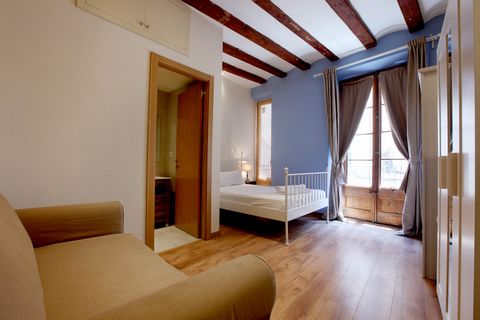 This cozy 30m2 studio in the heart of Barcelona has a double bed, a comfortable kitchen, a dining area, and a bathroom. Ideal for couples or a single person, the studio is fully equipped and ready to move in. It is located on the second floor with an...