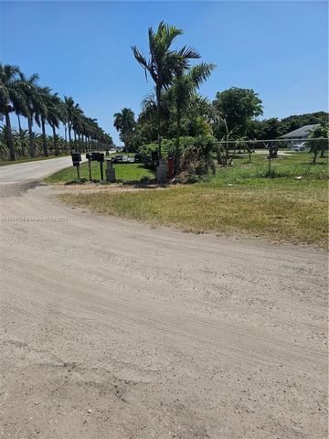 5 ACRES FOR SALE ON SW 184 STREET. CROSS OVER KROME AND TAKE PAVED ROAD TO 182 AVE. FORMER USE WAS AS A CONTAINER NURSERY .SHES FENCED AND GATED. . MANY OUTSTANDING 5 ACRE HOMES, TREE FARMS AND EQUESTRIAN FACILITIES ARE IN THIS AREA. THIS IS A BUILDA...