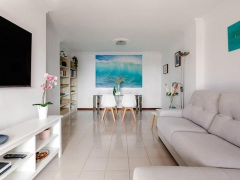Apartment located in one of the most sought after and high standing neighborhoods of the city, right on the coast of Santa Cruz. It is a very spacious, open-plan, bright and comfortable accommodation, whose main attraction, in addition to its locatio...