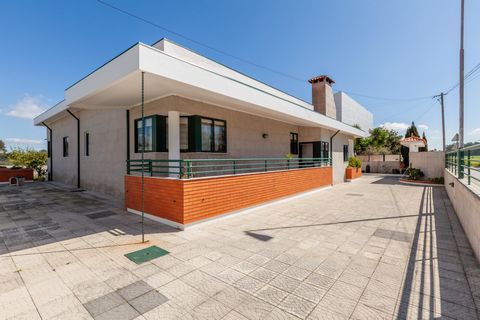 Casa da Fonte welcomes you just a few steps from the beach in Vila do Conde, where the blue of the waters and the gold of the dunes mix. Close to the picturesque Vila do Conde, with wonderful natural beauty of mountains, river and sea. Whether with f...