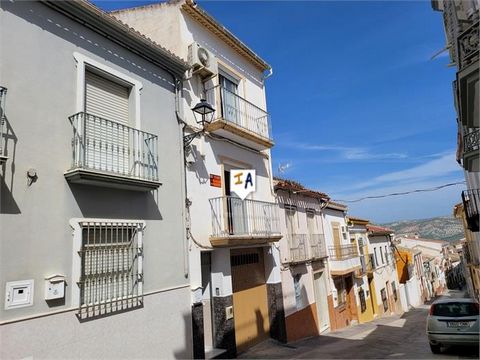 Gelegen in de stad Cuevas de San Marcos in de provincie Malaga in Andalusië, Spanje. Deze gemeubileerde woning met 3 slaapkamers en 2 badkamers en een grote garage ligt in een rustige straat op slechts een korte wandeling naar het centrum van de stad...