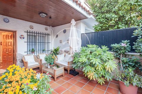 SEMI-DETACHED HOUSE WITH PORCH AND TWO LIVING ROOMS, IN URBANIZATION WITH COMMON AREAS AND SWIMMING POOL IN POZUELO DE ALARCON Apropreties presents this magnificent townhouse of 285 m2 with two living rooms and 4 bedrooms. When accessing the house we...