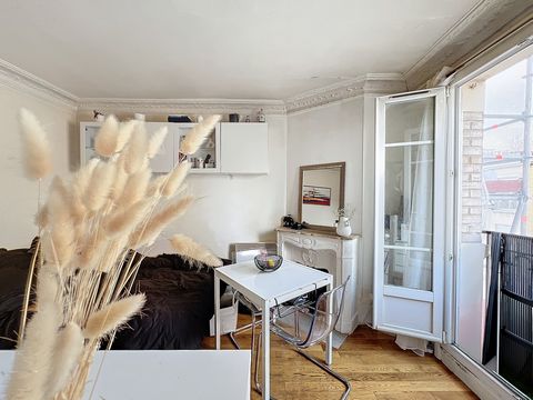 NEW! The DV Immobilier Gambetta agency exclusively presents this beautiful studio located Villa Stendhal, in a beautiful old building. Come and discover this apartment with a beautiful luminosity, the charm of the old (parquet flooring, moldings, fir...