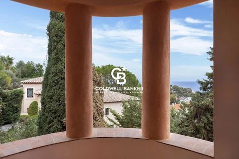 We are pleased to present to you this remarkable residence located in Roquebrune-Cap-Martin, adorned with a pool and a garden filled with centuries-old olive trees that offers a beautiful view of the Mediterranean Sea. This spacious property, with a ...