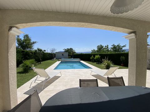 A vendre belle MAISON d’environ 145 m2 avec 5 chambres, un beau jardin clos et arboré, doté d’une belle piscine dans le secteur proche de Valence. Si vous êtes à la recherche d’une maison dont les critères sont les suivants : - Les 145 m2 habitables ...