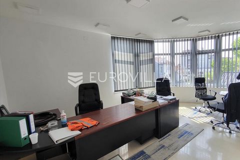 Varaždin, Banfica. A beautiful office space is for sale on the first floor of a newly built mixed-use building. It consists of a furnished office 1 of 25 m2, office 2 of 17 m2, a kitchenette, and storage space in the basement of 46 m2. The flooring a...