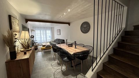 Town house with 130 m² of living space comprising on the ground floor: entrance hall, living/dining room, fitted kitchen and WC. On the first floor there are 2 large bedrooms, a shower room and dressing room. On the second floor there is a converted ...