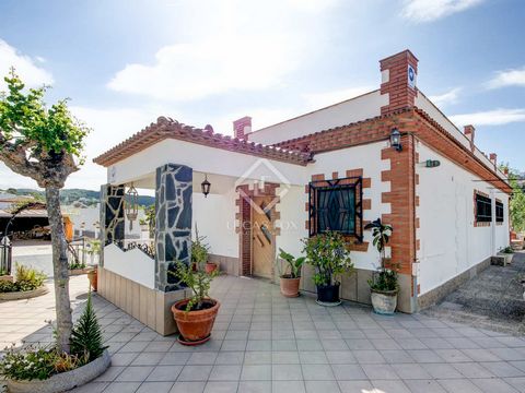 Detached 2-storey house with a swimming pool, a barbecue area (summer dining space), laundry space, storage space and parking spaces for 2 cars, in a very quiet area overlooking the Garraf hills. We access the property from the street to the second f...