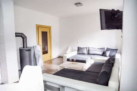 Haff-Ostseeferienhaus-Apartment est une maison de vacances de 110 m² située au dernier étage de notre maison. Ce bel appartement de vacances est très moderne et meublé sur 110 m²! La pièce à vivre est divisée en deux chambres, chacune avec un lit dou...