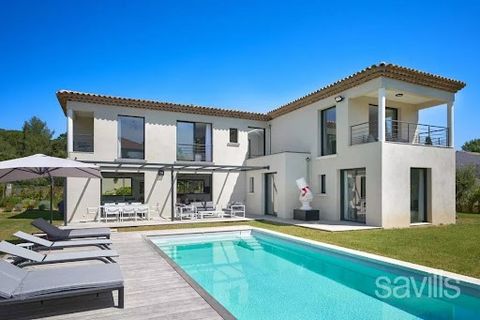Newly contemporary house located in the Salins / Canebiers area in Saint-Tropez, within walking distance of the beach and approx. 15 minutes' walk of the town. Large and confortable living room/dining area with an open-plan fitted kitchen opening ont...