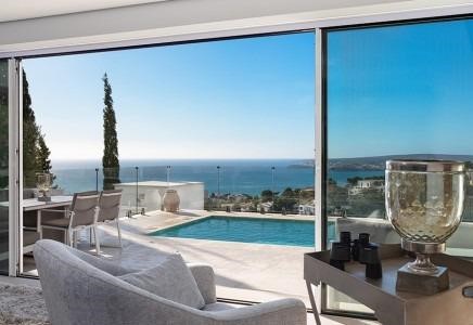Ontdek uw moderne oase aan de Costa den Blanes! Deze lichte villa biedt een luxe levensstijl met een prachtig uitzicht op zee vanaf een bevoorrechte locatie. Volledig omheind voor uw privacy en met toegang tot een natuurreservaat aan de achterkant, i...