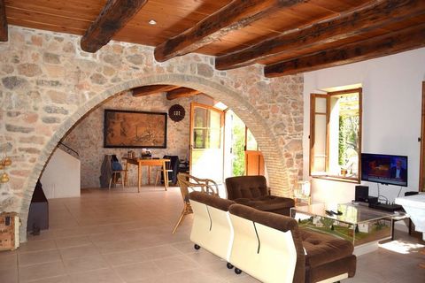 LORGUES About 4 km from the village center, on wooded land of approximately 4,000m², are these two stone country farmhouses, completely renovated and in perfect condition, they benefit from noble materials and lots of charm. The main house of approxi...