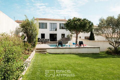 Located in a sought-after area of the town of Rivedoux-Plage, this family villa benefits from top-of-the-range services. The entrance to this pleasant plot benefits from an outdoor parking space and a covered garage that can accommodate several vehic...