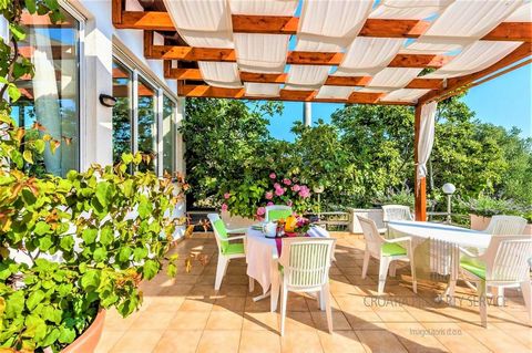 Charming apartment house with 14 accommodation units and a restaurant by the sea in Sukošan, 7 km from Zadar. Sukušan has a long coastline with numerous bays, beautiful beaches and clear sea. It has a rich gastronomic offer and many cultural and ente...