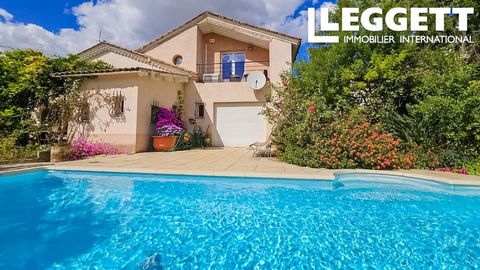 A24327FRF30 - NEW. Les Angles, 5 minutes from Avignon on the Gard side. Welcome to this beautiful house dating from the 50s, completely and tastefully renovated. It is nestled in a quiet cul-de-sac on a large, sunny plot with lovely trees, a pretty s...