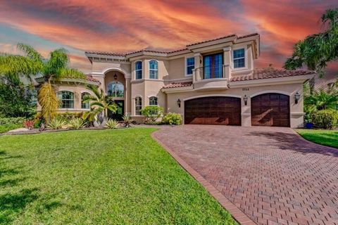 Peace & Quiet Stunning ''Bay Hill Estates Home,'' has it all. Privacy, located on a Cul de Sac, on Preserve lot. Golf Course tennis, sports membership Optional (not mandatory) This Home has it all! 5 Bedroom ensuites, 7.5 Baths, Soaring Fireplace, fu...