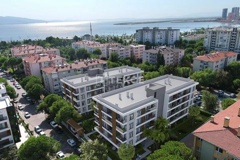 Apartamentos en un complejo con piscina cerca del mar en İzmir. Los apartamentos en Esmirna se encuentran en un complejo con piscina, estacionamiento cubierto, conserje y sistema de seguridad 24 horas al día, 7 días a la semana. ADB-00057 Features: -...