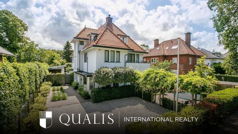 FAMILY HOME FINISHED TO A VERY HIGH STANDARD IN A CHILD-FRIENDLY LOCATION. This move-in ready, detached villa (373 m²) was renovated from top to bottom in 2014, remodelled inside and finished with the best materials. Characteristic 1930s features suc...