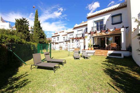 Located in Estepona. A beautiful townhouse near the beach perfect for large families. This property is tastefully decorated in a modern and fresh style and offers comfortable accommodation for eight guests in its four bedrooms. The townhouse has a fu...