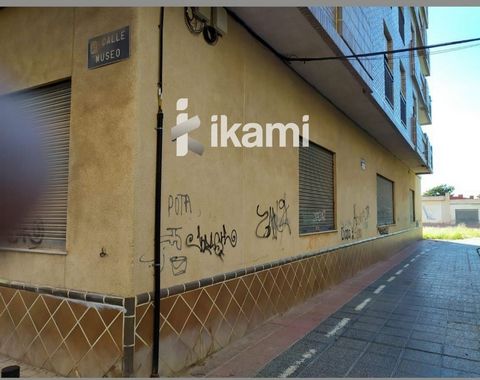 ikami offers commercial premises for sale suitable for a workshop or garage of four hundred and eighty-three square meters located in the center of Torre Pacheco (Murcia).