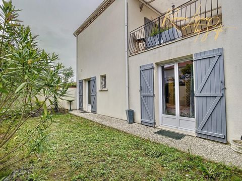 Located in Aiguillon on a small one-way street, this charming stone house benefits from a peaceful environment while being close to amenities such as public transport, schools, high school, college and nursery. Its southern exposure offers pleasant l...