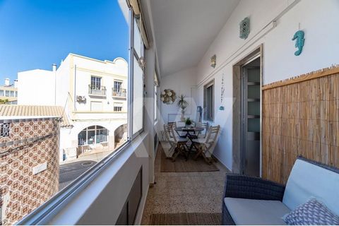 Welcome to this charming 2-bedroom traditional house, located in the heart of Cabanas' historic center, just a stone's throw from the sea and surrounded by supermarkets, shops, and restaurants. This haven, nestled on a pedestrian street, offers an oa...