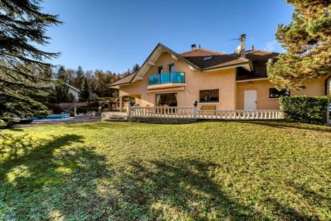 Magnificent architect-designed villa built in 2001 in a quiet, sought-after location. Set in dominant, wooded and landscaped grounds of more than 1,100 m2, this 200 m2 house offers spacious accommodation: on the ground floor, a very bright 53 m2 livi...