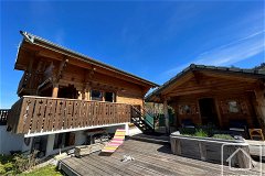 Chalet Calluna was built by the Lacroix company in 1987 on a plot of 780m2 in a small chalet development in the area of Les Feux, where it enjoys a magnificent view of the surrounding mountains as well as the tranquility of the area. Currently used a...