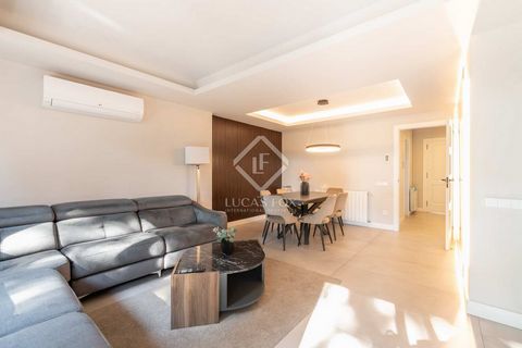 Lucas Fox presents you this spectacular completely renovated townhouse in Gavà Mar, one of the most exclusive areas of the Barcelona countryside . With an area of 265 m2 distributed over 3 floors and a garage, this house offers a generous space full ...