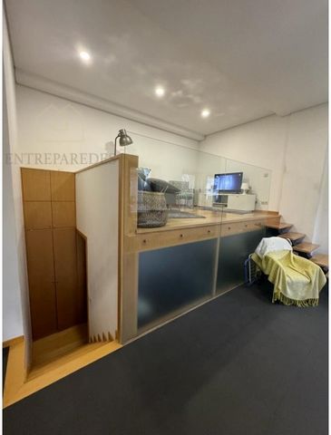 1 bedroom flat for rent/rent in the centre of Porto - Bonfim. The flat consists of living room and equipped kitchen (hob, extractor fan, oven, microwave, fridge, dishwasher and washing machine), a bedroom, and bathroom. Conditions for the lease: Mini...