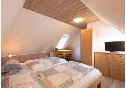 Villa Piep to mały, samodzielny dom na działce o powierzchni ok. 5000 m2 obok domu wakacyjnego Tadsen. Willa położona jest w pobliżu Süddorfer Strand, pod adresem Sösarper Strunwai 23, na dużej posiadłości wrzosowiskowo-leśnej. Na piętrze znajduje si...