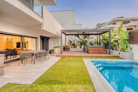 Located in the prestigious Sobreda area, this residence offers a peaceful and privileged life, with easy access to the region's stunning beaches, 15 minutes from Lisbon. With a modern design and high quality finishes. Enjoy year-round comfort with ai...