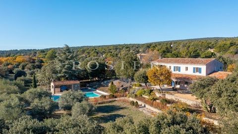 Close to the center of the village of Cabrières d'Avignon (within walking distance) and just a few minutes from all amenities, property facing the Luberon and its perched villages.Garden level:The entrance opens onto a luminous double living room wit...