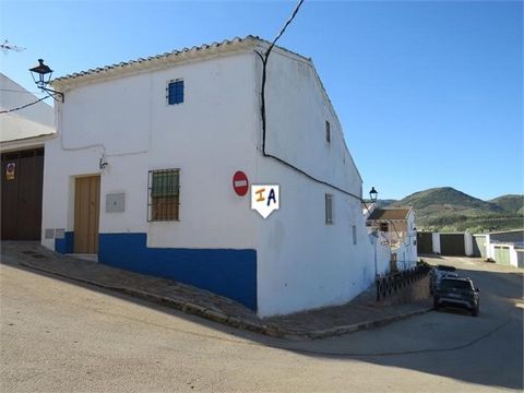Ten narożny dom na końcu tarasu to tradycyjny wiejski dom położony w La Carrasca w prowincji Jaen w Andaluzji w Hiszpanii. Posiada pomieszczenie gospodarcze z drewnianymi belkami, które z łatwością mogłoby stać się tarasem na dachu. To duży dom o wie...