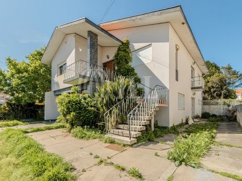 Villa with 278 sqm of gross private area, located on a plot of 725 sqm, with a garage, in Perafita, Matosinhos. The property consists of two floors with 4 fronts, divided between the ground floor and the first floor, with independent entrances. The v...