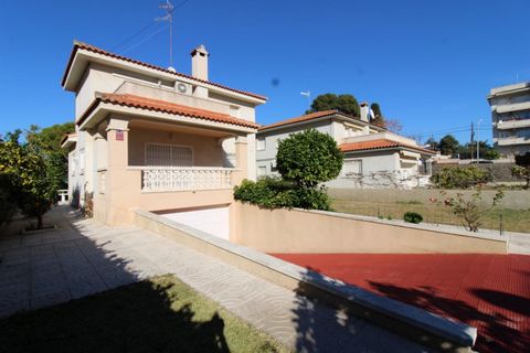 For sale of nice independent villa in Cunit, Puig Pelós area. Quiet environment with a family atmosphere, less than 10 minutes walk from the beach and very close to all services such as supermarkets, pharmacies, educational centers or suburban train ...