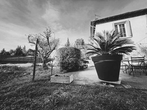 EXCLUSIVITE A VEDENE - AVIGNON - Vous recherchez une maison agréable à vivre qui conjugue avec tact et intelligence : espaces conviviaux et espaces privatifs? Alors cette maison à vendre est faite pour vous ! Imaginez un jardin en ville sur 600 m² su...