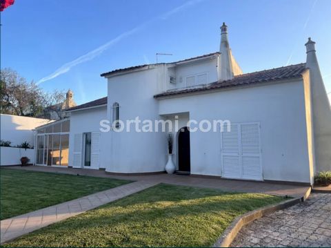 Detached villa with lots of charm and a fantastic view overlooking the mountains of Monchique. Located in a traditional village with swimming pool and a large garden, set on a plot of around 1000 m2 It consists of two floors, comprising on the ground...