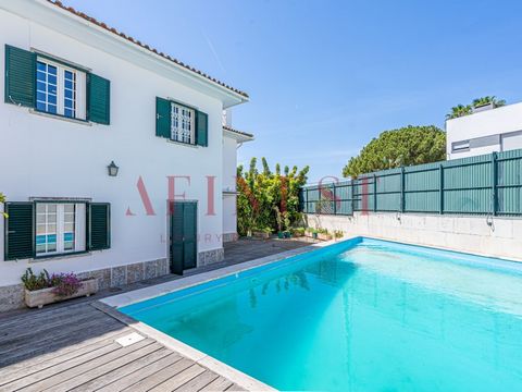 Villa reformada en 2023 con piscina, ubicada en Linda-a-Velha con garaje En una excelente ubicación, esta villa de 4+1 dormitorios, que consta de 3 plantas, tiene las siguientes divisiones: Garaje cubierto para un coche y patio para dos coches más. S...