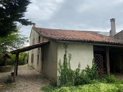 House to RENOVATE!! Great potential for this property with major work, in particular, roofing, framework to be redone and sanitation to be planned!! Located in the heart of a charming village between Mansle and La Rochefoucauld, the property offers m...