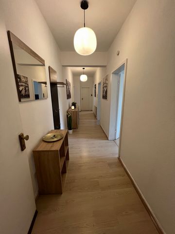 This chic apartment is very cozy with a very good layout. Ideal for singles, couples or shared apartments. The apartment is located directly at the Eickel high school and the A42 / A43 motorway junction can be reached in just 4 minutes. Bus station w...