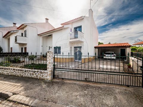 This charming 3 bedroom villa is located in Marinhais and has a spacious carport for up to 2 cars, as well as a large patio. With a recently refurbished kitchen and an open space living room, this space offers a modern and airy environment. The prese...